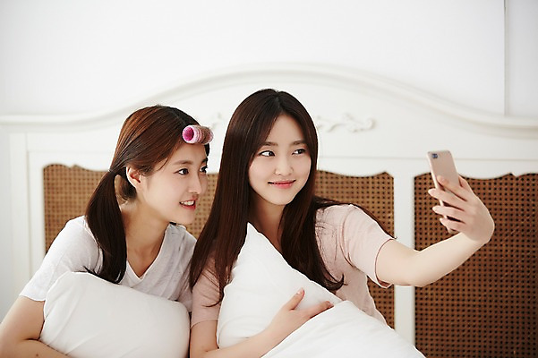 포토 JPG 학생 긴머리 응시 여학생 여자 포즈 베개 청소년 양갈래머리 실내 미소 들기 앉기 상반신 두명 앞모습 아웃포커스 10대 친구 스마트폰 사진촬영 우정 침실 방 잠옷 한국인 침대 셀프카메라 파자마파티 헤어롤 십대여자만 국내포토 헤어스타일 시선 옷 뷰포인트 가구 관계 침구 모션 촬영기법 표정 사람 동양인 내부 핸드폰 스마트기기 파티 촬영 미용용품 여자만 십대만 파일형식