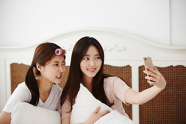 포토 JPG 학생 긴머리 응시 여학생 여자 포즈 베개 청소년 양갈래머리 실내 웃음 들기 앉기 손짓 상반신 두명 앞모습 아웃포커스 10대 친구 스마트폰 사진촬영 우정 침실 잠옷 한국인 침대 셀프카메라 파자마파티 헤어롤 십대여자만 국내포토 헤어스타일 시선 옷 뷰포인트 가구 관계 침구 모션 촬영기법 표정 사람 동양인 내부 핸드폰 스마트기기 파티 촬영 미용용품 여자만 십대만 파일형식