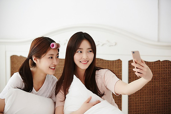 포토 JPG 학생 긴머리 응시 여학생 여자 포즈 베개 청소년 양갈래머리 실내 웃음 들기 앉기 손짓 상반신 두명 앞모습 옆모습 아웃포커스 10대 친구 스마트폰 우정 침실 잠옷 한국인 침대 셀프카메라 파자마파티 헤어롤 십대여자만 국내포토 헤어스타일 시선 옷 뷰포인트 가구 관계 침구 모션 촬영기법 표정 사람 동양인 내부 핸드폰 스마트기기 파티 사진촬영 미용용품 여자만 십대만 파일형식