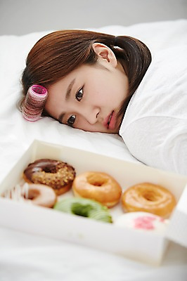 포토 JPG 학생 응시 여학생 여자 엎드리기 포즈 다이어트 청소년 실내 한명 상반신 옆모습 아웃포커스 10대 침실 방 고통 한국인 침대 도넛 배고픔 헤어롤 십대여자한명만 국내포토 1 시선 감정 뷰포인트 가구 모션 디저트 촬영기법 건강 사람 동양인 내부 미용용품 여자한명만 십대여자만 파일형식