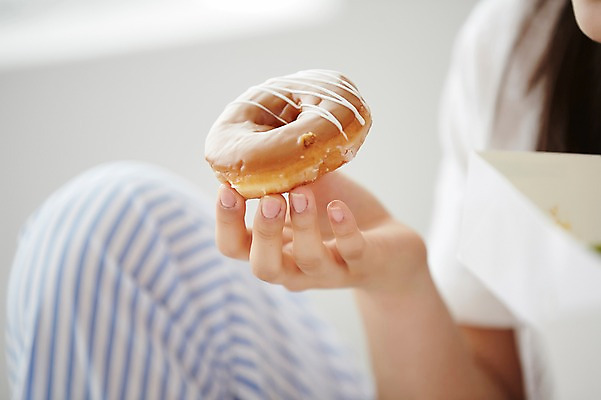 포토 JPG 학생 손 여학생 여자 청소년 실내 한명 들기 앉기 손짓 상반신 옆모습 아웃포커스 신체부위 10대 잠옷 한국인 도넛 십대여자한명만 국내포토 1 옷 뷰포인트 모션 디저트 촬영기법 사람 동양인 내부 여자한명만 십대여자만 파일형식