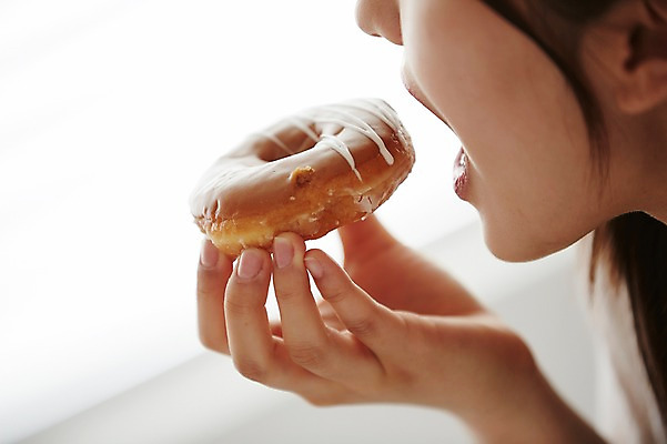 포토 JPG 학생 여학생 여자 청소년 실내 한명 들기 근접촬영 상반신 옆모습 아웃포커스 10대 한국인 도넛 먹기 십대여자한명만 맛있는 국내포토 1 뷰포인트 모션 디저트 촬영기법 사람 동양인 내부 여자한명만 십대여자만 파일형식