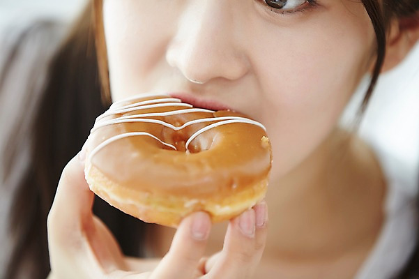 포토 JPG 학생 응시 여학생 여자 청소년 실내 한명 들기 근접촬영 상반신 앞모습 아웃포커스 10대 한국인 도넛 먹기 십대여자한명만 맛있는 국내포토 1 시선 뷰포인트 모션 디저트 촬영기법 사람 동양인 내부 여자한명만 십대여자만 파일형식