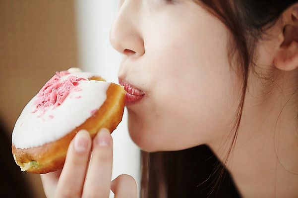 포토 JPG 학생 여학생 여자 청소년 실내 한명 들기 근접촬영 상반신 옆모습 아웃포커스 10대 한국인 도넛 먹기 십대여자한명만 맛있는 국내포토 1 뷰포인트 모션 디저트 촬영기법 사람 동양인 내부 여자한명만 십대여자만 파일형식