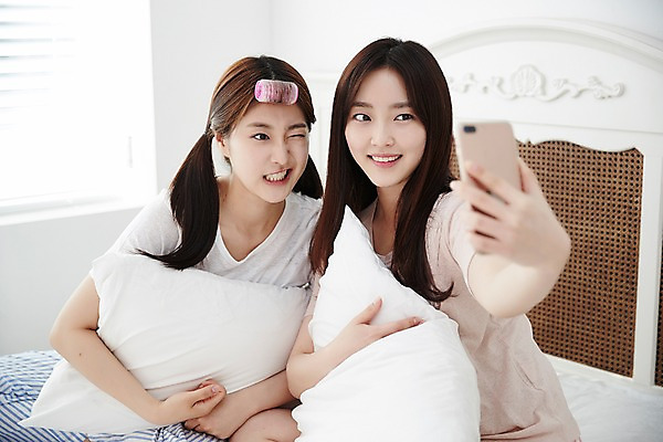 포토 JPG 학생 응시 여학생 여자 포즈 청소년 실내 미소 들기 앉기 손짓 상반신 두명 앞모습 아웃포커스 10대 친구 스마트폰 우정 침실 방 잠옷 한국인 침대 셀프카메라 즐거움 파자마파티 헤어롤 십대여자만 국내포토 시선 옷 감정 뷰포인트 가구 관계 모션 촬영기법 표정 사람 동양인 내부 핸드폰 스마트기기 파티 사진촬영 미용용품 여자만 십대만 파일형식