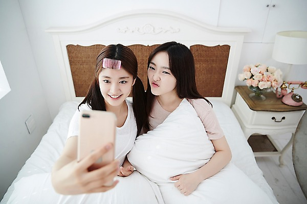 포토 JPG 학생 응시 여학생 여자 포즈 베개 청소년 실내 웃음 들기 앉기 손짓 상반신 두명 앞모습 아웃포커스 10대 친구 스마트폰 장미 우정 침실 방 잠옷 한국인 침대 셀프카메라 즐거움 파자마파티 헤어롤 십대여자만 국내포토 시선 옷 꽃 감정 뷰포인트 가구 관계 침구 모션 촬영기법 표정 사람 동양인 내부 핸드폰 스마트기기 파티 사진촬영 미용용품 여자만 십대만 파일형식