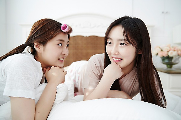 포토 JPG 학생 긴머리 응시 여학생 여자 엎드리기 장난 청소년 실내 대화 웃음 손짓 상반신 두명 앞모습 옆모습 10대 친구 턱괴기 우정 침실 방 잠옷 한국인 침대 파자마파티 헤어롤 십대여자만 국내포토 헤어스타일 시선 옷 뷰포인트 가구 관계 모션 표정 말하기 사람 동양인 내부 파티 미용용품 여자만 십대만 파일형식