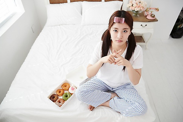 포토 JPG 전신 학생 여학생 여자 포즈 다이어트 청소년 양갈래머리 실내 한명 앉기 손짓 앞모습 10대 하이앵글 침실 방 잠옷 한국인 금지 침대 도넛 X 결심 아니오 헤어롤 십대여자한명만 국내포토 1 헤어스타일 알파벳 옷 뷰포인트 가구 컨셉 모션 디저트 건강 사람 동양인 내부 미용용품 여자한명만 십대여자만 파일형식