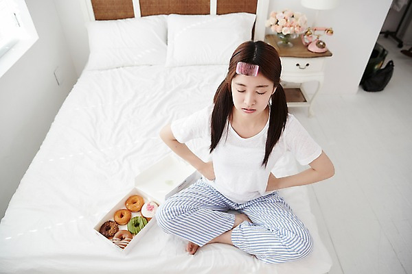 포토 JPG 전신 학생 여학생 여자 허리손 포즈 다이어트 청소년 양갈래머리 실내 한명 앉기 앞모습 10대 하이앵글 눈감음 침실 방 고통 잠옷 한국인 침대 도넛 한숨 배고픔 고민 괴로움 파자마파티 헤어롤 십대여자한명만 국내포토 1 헤어스타일 옷 감정 뷰포인트 가구 모션 디저트 건강 사람 동양인 내부 파티 미용용품 여자한명만 십대여자만 파일형식