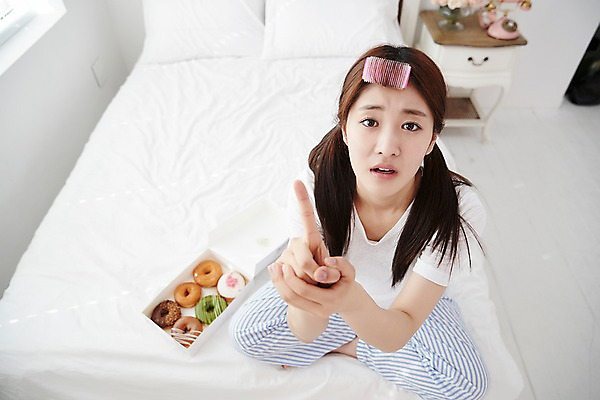 포토 JPG 전신 학생 여학생 여자 포즈 다이어트 청소년 양갈래머리 실내 한명 앉기 손짓 앞모습 아웃포커스 10대 하이앵글 침실 방 고통 잠옷 한국인 침대 도넛 배고픔 파자마파티 헤어롤 요청 애원 십대여자한명만 국내포토 1 헤어스타일 옷 감정 뷰포인트 가구 모션 디저트 촬영기법 건강 사람 동양인 내부 파티 미용용품 여자한명만 십대여자만 파일형식