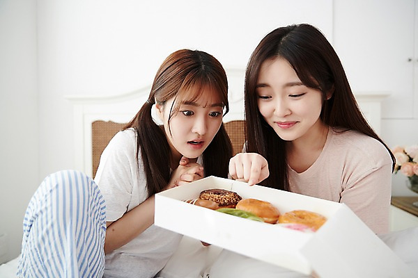 포토 JPG 학생 긴머리 응시 여학생 여자 청소년 양갈래머리 실내 미소 들기 앉기 손짓 상반신 두명 앞모습 아웃포커스 10대 친구 우정 침실 방 잠옷 한국인 침대 가리킴 도넛 파자마파티 십대여자만 국내포토 헤어스타일 시선 옷 뷰포인트 가구 관계 모션 디저트 촬영기법 표정 사람 동양인 내부 파티 여자만 십대만 파일형식