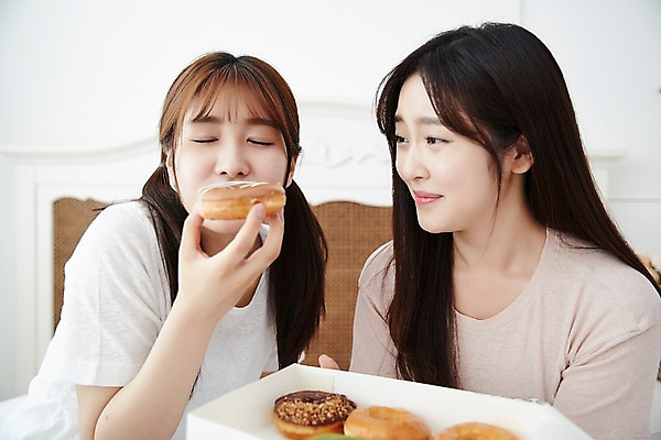 포토 JPG 학생 긴머리 응시 여학생 여자 청소년 양갈래머리 실내 미소 들기 앉기 손짓 상반신 두명 앞모습 아웃포커스 10대 친구 눈감음 우정 침실 방 잠옷 한국인 침대 도넛 먹기 파자마파티 십대여자만 맛있는 국내포토 헤어스타일 시선 옷 뷰포인트 가구 관계 모션 디저트 촬영기법 표정 사람 동양인 내부 파티 여자만 십대만 파일형식