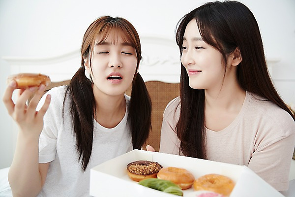 포토 JPG 학생 긴머리 응시 여학생 여자 청소년 양갈래머리 실내 미소 들기 앉기 손짓 상반신 두명 앞모습 아웃포커스 10대 친구 눈감음 우정 침실 방 잠옷 한국인 침대 도넛 먹기 파자마파티 십대여자만 맛있는 국내포토 헤어스타일 시선 옷 뷰포인트 가구 관계 모션 디저트 촬영기법 표정 사람 동양인 내부 파티 여자만 십대만 파일형식