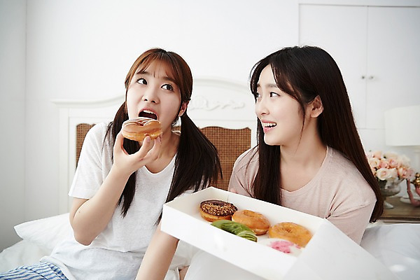 포토 JPG 학생 긴머리 응시 여학생 여자 청소년 양갈래머리 실내 들기 앉기 손짓 상반신 두명 앞모습 아웃포커스 10대 친구 우정 침실 방 잠옷 한국인 침대 도넛 먹기 파자마파티 십대여자만 맛있는 국내포토 헤어스타일 시선 옷 뷰포인트 가구 관계 모션 디저트 촬영기법 사람 동양인 내부 파티 여자만 십대만 파일형식