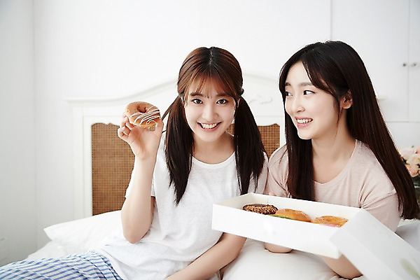 포토 JPG 학생 긴머리 응시 여학생 여자 청소년 양갈래머리 실내 웃음 들기 앉기 손짓 상반신 두명 앞모습 아웃포커스 10대 친구 우정 침실 방 잠옷 한국인 침대 도넛 파자마파티 십대여자만 국내포토 헤어스타일 시선 옷 뷰포인트 가구 관계 모션 디저트 촬영기법 표정 사람 동양인 내부 파티 여자만 십대만 파일형식