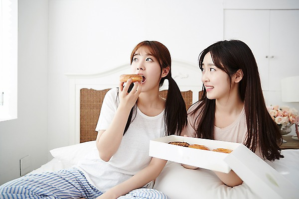 포토 JPG 학생 긴머리 응시 여학생 여자 청소년 양갈래머리 실내 들기 앉기 손짓 상반신 두명 앞모습 아웃포커스 10대 친구 우정 침실 방 잠옷 한국인 침대 도넛 먹기 파자마파티 십대여자만 국내포토 헤어스타일 시선 옷 뷰포인트 가구 관계 모션 디저트 촬영기법 사람 동양인 내부 파티 여자만 십대만 파일형식