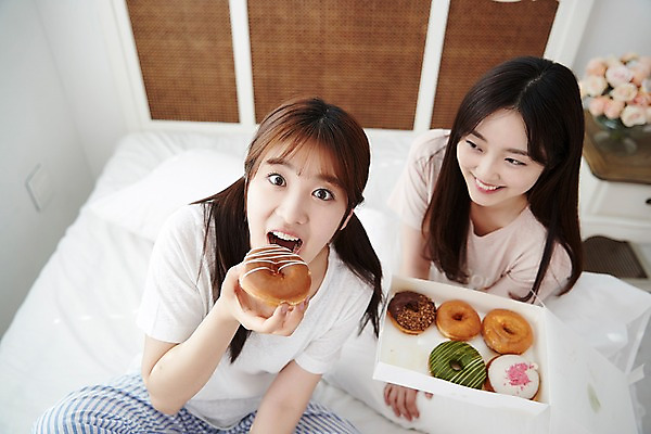 포토 JPG 학생 긴머리 응시 여학생 여자 청소년 양갈래머리 실내 웃음 들기 앉기 손짓 상반신 두명 앞모습 아웃포커스 10대 친구 하이앵글 우정 침실 방 잠옷 한국인 침대 도넛 먹기 파자마파티 십대여자만 맛있는 국내포토 헤어스타일 시선 옷 뷰포인트 가구 관계 모션 디저트 촬영기법 표정 사람 동양인 내부 파티 여자만 십대만 파일형식