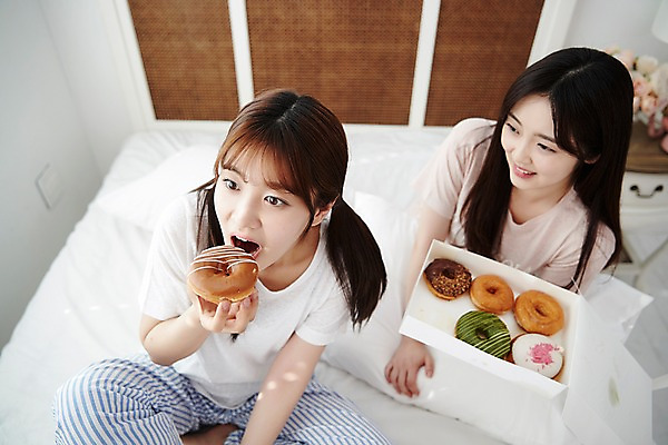 포토 JPG 학생 긴머리 응시 여학생 여자 청소년 양갈래머리 실내 들기 앉기 손짓 상반신 두명 앞모습 아웃포커스 10대 친구 하이앵글 우정 침실 방 잠옷 한국인 침대 도넛 먹기 파자마파티 십대여자만 국내포토 헤어스타일 시선 옷 뷰포인트 가구 관계 모션 디저트 촬영기법 사람 동양인 내부 파티 여자만 십대만 파일형식 음식 생활용품 인종 이벤트 오브젝트