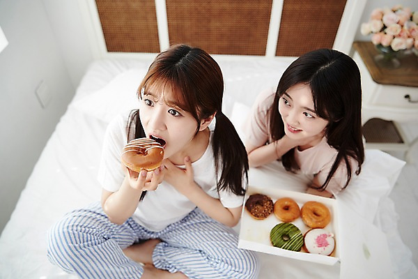 포토 JPG 학생 긴머리 응시 여학생 여자 청소년 양갈래머리 실내 들기 앉기 손짓 상반신 두명 앞모습 아웃포커스 10대 친구 우정 침실 방 잠옷 한국인 침대 도넛 먹기 파자마파티 십대여자만 국내포토 헤어스타일 시선 옷 뷰포인트 가구 관계 모션 디저트 촬영기법 사람 동양인 내부 파티 여자만 십대만 파일형식