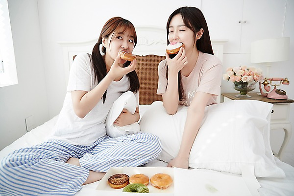 포토 JPG 전신 학생 긴머리 응시 여학생 여자 청소년 양갈래머리 실내 들기 앉기 손짓 상반신 두명 앞모습 아웃포커스 10대 친구 우정 침실 방 잠옷 한국인 침대 도넛 먹기 파자마파티 십대여자만 국내포토 헤어스타일 시선 옷 뷰포인트 가구 관계 모션 디저트 촬영기법 사람 동양인 내부 파티 여자만 십대만 파일형식