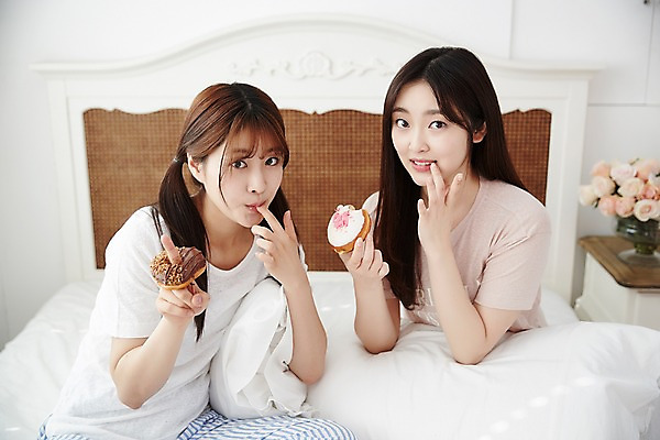 포토 JPG 학생 긴머리 응시 여학생 여자 청소년 양갈래머리 실내 들기 앉기 손짓 상반신 두명 앞모습 아웃포커스 10대 친구 우정 침실 방 잠옷 한국인 침대 도넛 파자마파티 십대여자만 국내포토 헤어스타일 시선 옷 뷰포인트 가구 관계 모션 디저트 촬영기법 사람 동양인 내부 파티 여자만 십대만 파일형식