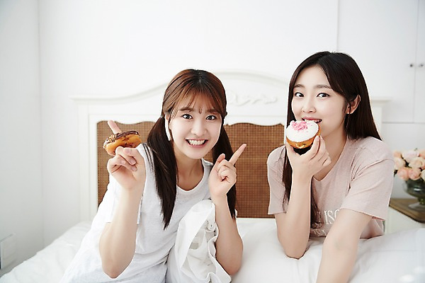 포토 JPG 학생 긴머리 응시 여학생 여자 청소년 양갈래머리 실내 웃음 들기 앉기 손짓 상반신 두명 앞모습 아웃포커스 10대 친구 우정 침실 방 잠옷 한국인 침대 도넛 먹기 즐거움 파자마파티 십대여자만 국내포토 헤어스타일 시선 옷 감정 뷰포인트 가구 관계 모션 디저트 촬영기법 표정 사람 동양인 내부 파티 여자만 십대만 파일형식