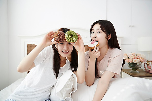 포토 JPG 학생 긴머리 응시 여학생 여자 청소년 양갈래머리 실내 들기 앉기 손짓 상반신 두명 앞모습 아웃포커스 10대 친구 우정 침실 방 잠옷 한국인 침대 도넛 먹기 즐거움 파자마파티 십대여자만 국내포토 헤어스타일 시선 옷 감정 뷰포인트 가구 관계 모션 디저트 촬영기법 사람 동양인 내부 파티 여자만 십대만 파일형식