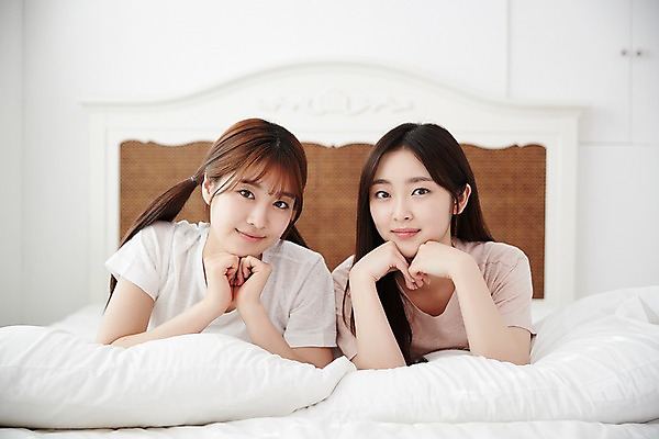 포토 JPG 학생 긴머리 여학생 여자 엎드리기 포즈 베개 청소년 양갈래머리 실내 미소 상반신 두명 앞모습 아웃포커스 10대 친구 턱괴기 우정 침실 방 잠옷 한국인 침대 즐거움 파자마파티 십대여자만 국내포토 헤어스타일 옷 감정 뷰포인트 가구 관계 침구 모션 촬영기법 표정 사람 동양인 내부 파티 여자만 십대만 파일형식