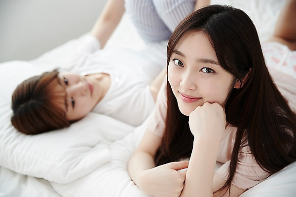 포토 JPG 학생 응시 여학생 여자 엎드리기 베개 청소년 실내 미소 상반신 두명 옆모습 아웃포커스 10대 친구 눕기 턱괴기 우정 침실 방 잠옷 한국인 침대 파자마파티 십대여자만 국내포토 시선 옷 뷰포인트 가구 관계 침구 모션 촬영기법 표정 사람 동양인 내부 파티 여자만 십대만 파일형식