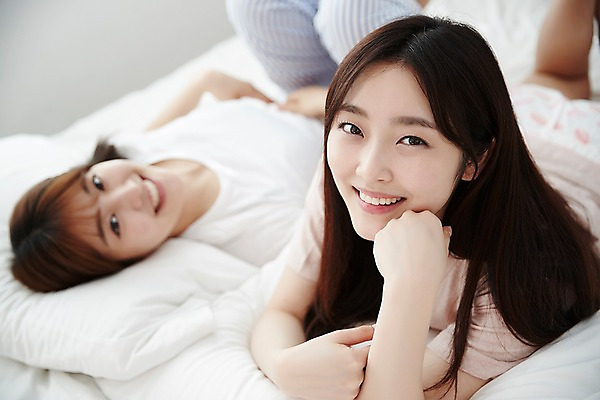 포토 JPG 학생 여학생 여자 엎드리기 포즈 베개 청소년 실내 웃음 상반신 두명 옆모습 아웃포커스 10대 친구 눕기 턱괴기 우정 침실 방 잠옷 한국인 침대 파자마파티 십대여자만 국내포토 옷 뷰포인트 가구 관계 침구 모션 촬영기법 표정 사람 동양인 내부 파티 여자만 십대만 파일형식
