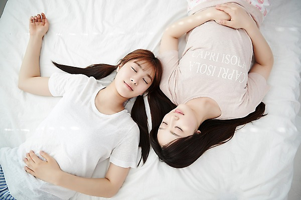 포토 JPG 학생 긴머리 여학생 여자 베개 청소년 양갈래머리 실내 상반신 두명 앞모습 아웃포커스 10대 친구 하이앵글 눕기 눈감음 우정 침실 방 잠옷 한국인 침대 잠 파자마파티 십대여자만 국내포토 헤어스타일 옷 뷰포인트 가구 관계 침구 모션 촬영기법 사람 동양인 내부 파티 여자만 십대만 파일형식