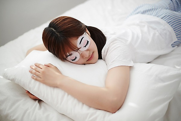 포토 JPG 학생 여학생 여자 엎드리기 포즈 베개 청소년 실내 한명 상반신 옆모습 아웃포커스 10대 눕기 침실 방 잠옷 한국인 침대 잠 안대 십대여자한명만 국내포토 1 옷 뷰포인트 가구 침구 모션 촬영기법 사람 동양인 내부 여자한명만 십대여자만 파일형식