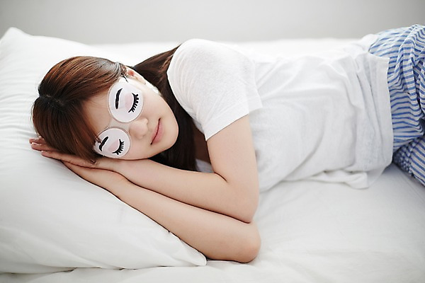 포토 JPG 학생 여학생 여자 포즈 베개 청소년 실내 한명 상반신 옆모습 아웃포커스 10대 눕기 침실 방 잠옷 한국인 침대 잠 안대 십대여자한명만 국내포토 1 옷 뷰포인트 가구 침구 모션 촬영기법 사람 동양인 내부 여자한명만 십대여자만 파일형식