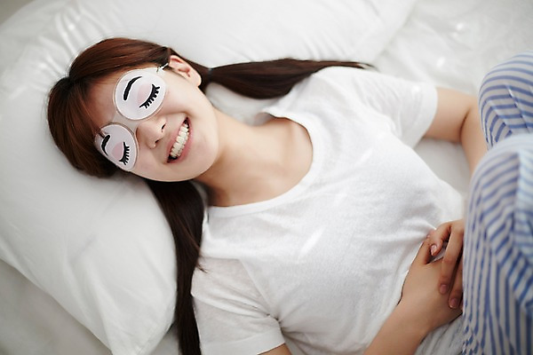 포토 JPG 학생 여학생 여자 포즈 베개 청소년 양갈래머리 실내 한명 웃음 상반신 앞모습 아웃포커스 10대 눕기 침실 방 잠옷 한국인 침대 안대 십대여자한명만 국내포토 1 헤어스타일 옷 뷰포인트 가구 침구 모션 촬영기법 표정 사람 동양인 내부 여자한명만 십대여자만 파일형식