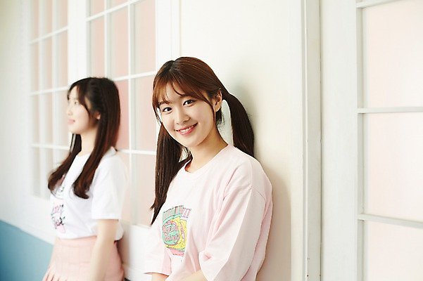 포토 JPG 스튜디오촬영 학생 응시 여학생 여자 창문 청소년 양갈래머리 실내 서기 미소 상반신 두명 옆모습 아웃포커스 10대 친구 기댐 우정 한국인 십대여자만 국내포토 헤어스타일 시선 뷰포인트 관계 모션 촬영기법 표정 사람 동양인 내부 여자만 십대만 파일형식