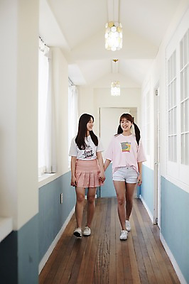 포토 JPG 스튜디오촬영 전신 학생 긴머리 응시 여학생 여자 반바지 청소년 양갈래머리 조명 실내 웃음 두명 앞모습 아웃포커스 10대 친구 걷기 손잡기 우정 한국인 복도 플리츠스커트 십대여자만 국내포토 헤어스타일 시선 뷰포인트 바지 관계 모션 촬영기법 표정 사람 동양인 내부 치마 여자만 십대만 파일형식