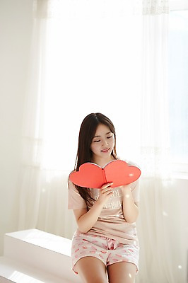 포토 JPG 스튜디오촬영 학생 긴머리 응시 여학생 여자 청소년 실내 한명 미소 들기 앉기 상반신 앞모습 아웃포커스 10대 공책 한국인 하트 십대여자한명만 국내포토 모양 1 헤어스타일 시선 뷰포인트 모션 문구용품 촬영기법 표정 사람 동양인 내부 여자한명만 십대여자만 파일형식