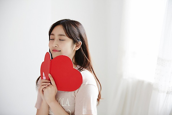 포토 JPG 스튜디오촬영 학생 긴머리 여학생 여자 포즈 청소년 실내 한명 미소 들기 손짓 상반신 옆모습 아웃포커스 10대 눈감음 공책 한국인 하트 십대여자한명만 국내포토 모양 1 헤어스타일 뷰포인트 모션 문구용품 촬영기법 표정 사람 동양인 내부 여자한명만 십대여자만 파일형식