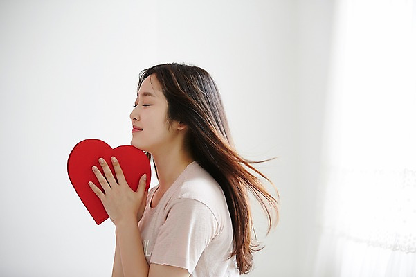 포토 JPG 스튜디오촬영 학생 긴머리 여학생 여자 포즈 청소년 실내 한명 미소 들기 손짓 상반신 옆모습 아웃포커스 10대 눈감음 한국인 하트 십대여자한명만 국내포토 모양 1 헤어스타일 뷰포인트 모션 촬영기법 표정 사람 동양인 내부 여자한명만 십대여자만 파일형식