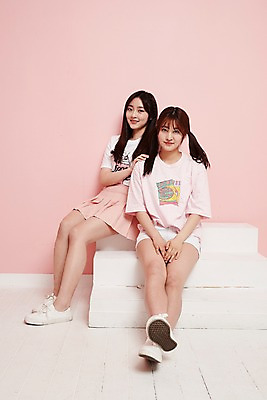 포토 JPG 스튜디오촬영 전신 학생 긴머리 여학생 여자 포즈 반바지 청소년 양갈래머리 실내 미소 앉기 두명 앞모습 10대 친구 계단 우정 한국인 상큼발랄 플리츠스커트 십대여자만 어깨에손 국내포토 헤어스타일 뷰포인트 바지 관계 모션 표정 사람 동양인 내부 치마 여자만 십대만 파일형식