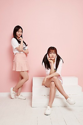 포토 JPG 스튜디오촬영 전신 학생 긴머리 응시 여학생 여자 포즈 반바지 청소년 양갈래머리 실내 서기 미소 앉기 두명 앞모습 옆모습 10대 친구 계단 턱괴기 우정 한국인 다리꼬기 상큼발랄 플리츠스커트 십대여자만 국내포토 헤어스타일 시선 뷰포인트 바지 관계 모션 표정 사람 동양인 내부 치마 여자만 십대만 파일형식