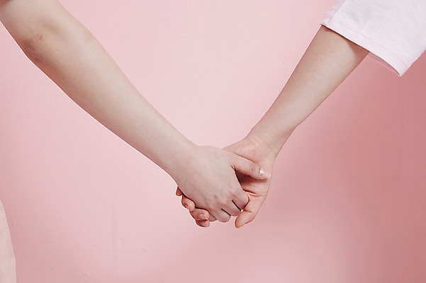 포토 JPG 스튜디오촬영 학생 손 여학생 여자 청소년 실내 손짓 상반신 두명 신체부위 10대 친구 손잡기 우정 한국인 십대여자만 국내포토 관계 모션 사람 동양인 내부 여자만 십대만 파일형식