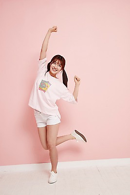 포토 JPG 스튜디오촬영 전신 학생 응시 여학생 여자 청소년 실내 한명 서기 웃음 손짓 앞모습 10대 파이팅 한국인 상큼발랄 십대여자한명만 국내포토 1 시선 뷰포인트 모션 표정 사람 동양인 내부 여자한명만 십대여자만 파일형식