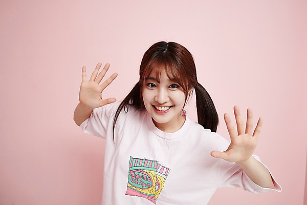 포토 JPG 스튜디오촬영 학생 여학생 여자 포즈 청소년 실내 한명 서기 웃음 손짓 상반신 앞모습 10대 한국인 즐거움 상큼발랄 십대여자한명만 국내포토 1 감정 뷰포인트 모션 표정 사람 동양인 내부 여자한명만 십대여자만 파일형식