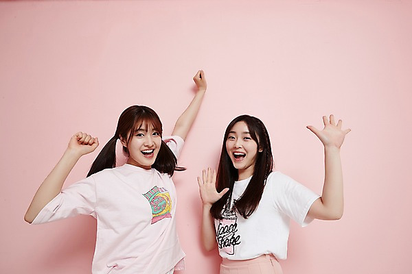 포토 JPG 스튜디오촬영 학생 긴머리 여학생 여자 포즈 청소년 양갈래머리 팔벌리기 실내 서기 웃음 상반신 두명 앞모습 10대 친구 점프 우정 만세 한국인 즐거움 상큼발랄 십대여자만 국내포토 헤어스타일 감정 뷰포인트 관계 모션 표정 사람 동양인 내부 여자만 십대만 파일형식