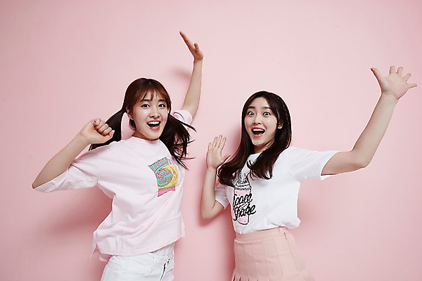 포토 JPG 스튜디오촬영 학생 여학생 여자 포즈 청소년 양갈래머리 실내 웃음 상반신 두명 앞모습 10대 친구 점프 우정 만세 한국인 즐거움 상큼발랄 십대여자만 국내포토 헤어스타일 감정 뷰포인트 관계 모션 표정 사람 동양인 내부 여자만 십대만 파일형식