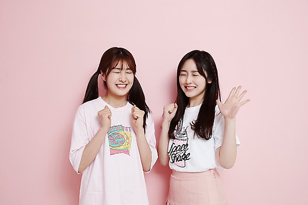 포토 JPG 스튜디오촬영 학생 긴머리 여학생 여자 포즈 청소년 양갈래머리 실내 서기 웃음 손짓 상반신 두명 앞모습 10대 친구 눈감음 주먹 우정 한국인 즐거움 상큼발랄 십대여자만 국내포토 헤어스타일 감정 뷰포인트 관계 모션 표정 사람 동양인 내부 여자만 십대만 파일형식