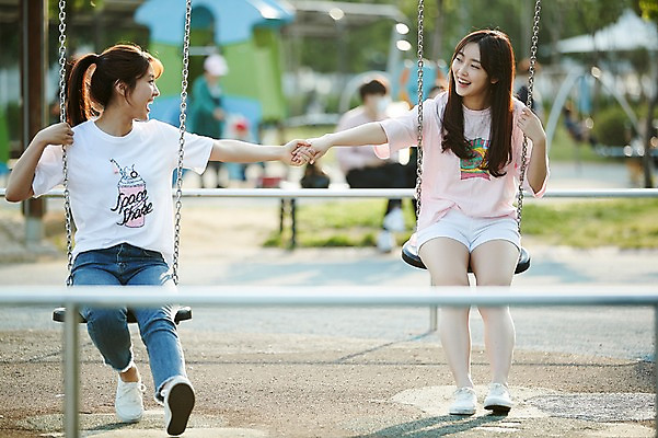 포토 JPG 주간 전신 학생 응시 공원 여학생 여자 청소년 웃음 앉기 야외 두명 앞모습 아웃포커스 10대 친구 손잡기 우정 산책 한국인 놀이터 즐거움 그네 그네타기 국내포토 자연요소 시선 공공시설 감정 뷰포인트 관계 모션 놀이 휴식 촬영기법 표정 사람 동양인 파일형식