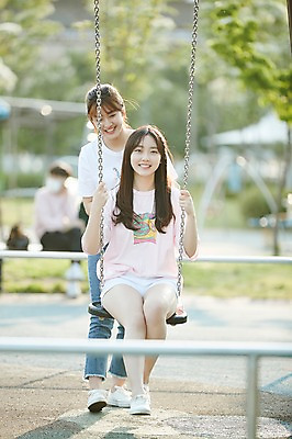 포토 JPG 주간 전신 학생 응시 공원 여학생 여자 청소년 서기 웃음 앉기 야외 두명 앞모습 아웃포커스 10대 친구 우정 산책 한국인 놀이터 즐거움 그네 그네타기 국내포토 자연요소 시선 공공시설 감정 뷰포인트 관계 모션 놀이 휴식 촬영기법 표정 사람 동양인 파일형식 컨셉 인종 시설