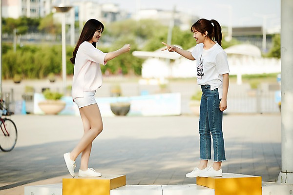 포토 JPG 주간 전신 나무 학생 응시 공원 여학생 여자 포즈 장난 청소년 서기 웃음 야외 두명 옆모습 아웃포커스 10대 친구 사진촬영 우정 산책 한국인 가위바위보 즐거움 십대여자만 국내포토 자연요소 식물 시선 공공시설 감정 뷰포인트 관계 모션 놀이 휴식 촬영기법 표정 사람 동양인 촬영 여자만 십대만 파일형식
